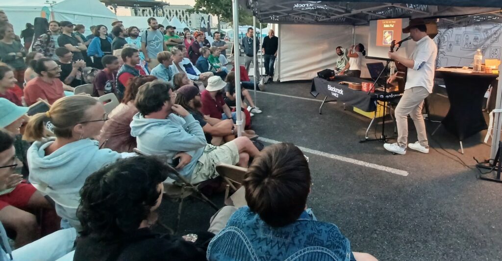 Photo d'animation et de présentationdu spectacle Billy Blind Test par Cyril Blondel en festival